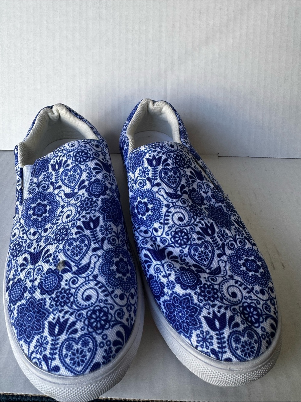 Cabin Kicks Women's Slip-On Comfort Shoes Blue/White Floral Flat US 7 EU 38